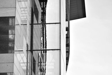 Modern ofis binası cephe parçası. Cam duvar soyut tekstürlü dış. Siyah ve beyaz.