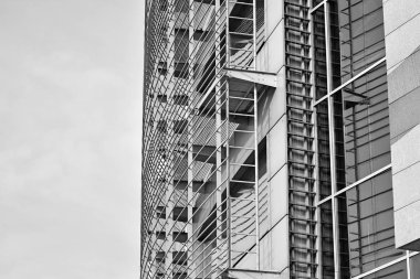 Modern ofis binası cephe parçası. Cam duvar soyut tekstürlü dış. Siyah ve beyaz.