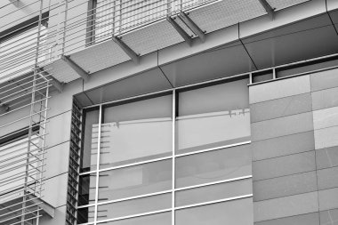 Modern ofis binası cephe parçası. Cam duvar soyut tekstürlü dış. Siyah ve beyaz.