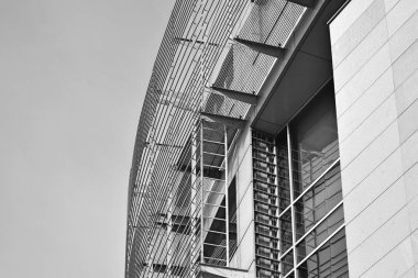 Modern ofis binası cephe parçası. Cam duvar soyut tekstürlü dış. Siyah ve beyaz.