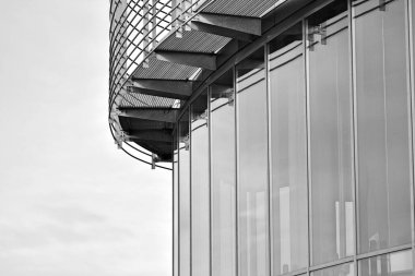 Modern ofis binası cephe parçası. Cam duvar soyut tekstürlü dış. Siyah ve beyaz.