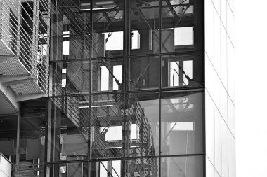 Modern ofis binası cephe parçası. Cam duvar soyut tekstürlü dış. Siyah ve beyaz.