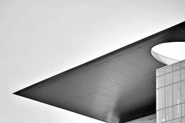 Modern ofis binası cephe parçası. Cam duvar soyut tekstürlü dış. Siyah ve beyaz.