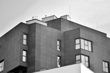 Modern apartmanlar. Modern bir apartman cephe. Siyah ve beyaz.