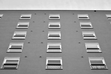 Modern apartmanlar. Modern bir apartman cephe. Siyah ve beyaz.