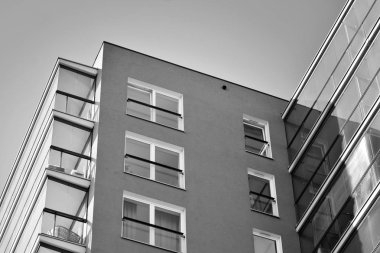 Modern apartmanlar. Modern bir apartman cephe. Siyah ve beyaz.