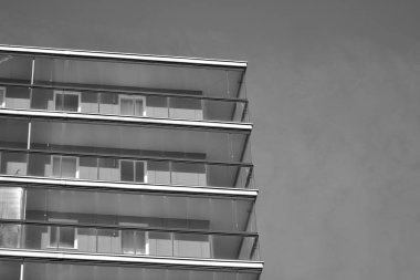 Modern apartmanlar. Modern bir apartman cephe. Siyah ve beyaz.