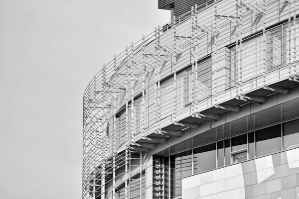 Осколок фасада современного офисного здания. Экстерьер стеклянной стены с абстрактной текстурой. Черное и белое
.