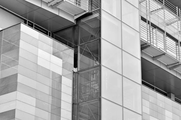 Modern ofis binası cephe parçası. Cam duvar soyut tekstürlü dış. Siyah ve beyaz.