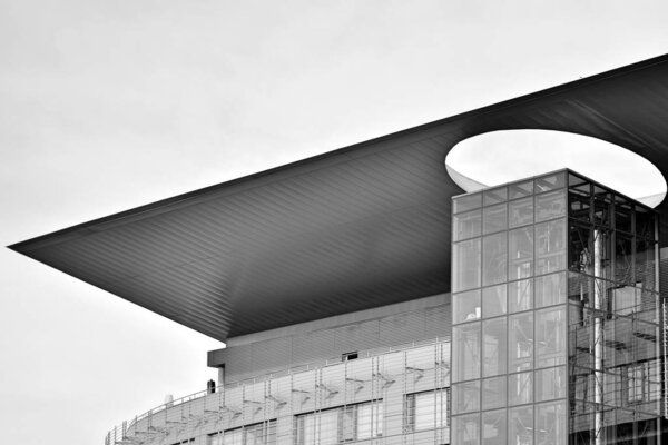 Осколок фасада современного офисного здания. Экстерьер стеклянной стены с абстрактной текстурой. Черное и белое
.