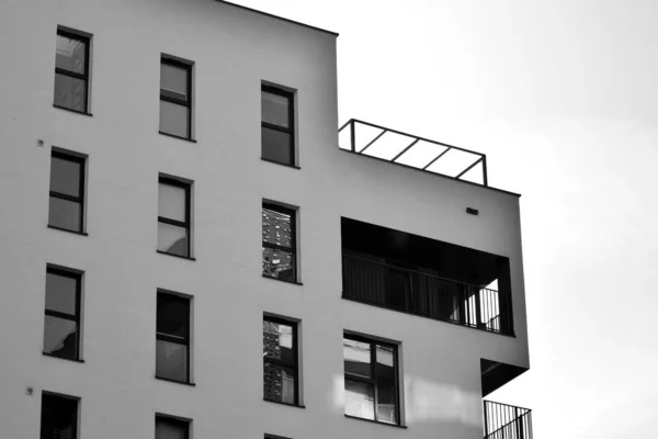 Modernos Edificios Apartamentos Fachada Moderno Edificio Apartamentos Blanco Negro — Foto de Stock