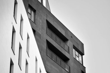 Modern apartmanlar. Modern bir apartman cephe. Siyah ve beyaz.