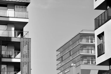 Modern apartmanlar. Modern bir apartman cephe. Siyah ve beyaz.