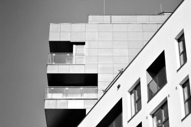 Modern apartmanlar. Modern bir apartman cephe. Siyah ve beyaz.