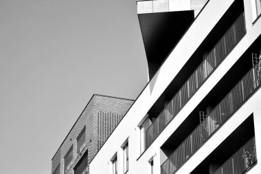 Modern apartmanlar. Modern bir apartman cephe. Siyah ve beyaz.