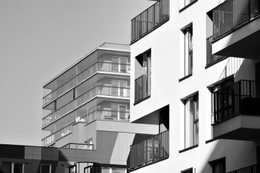 Modern apartmanlar. Modern bir apartman cephe. Siyah ve beyaz.