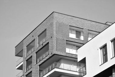 Modern apartmanlar. Modern bir apartman cephe. Siyah ve beyaz.