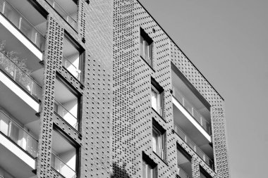 Modern apartmanlar. Modern bir apartman cephe. Siyah ve beyaz.