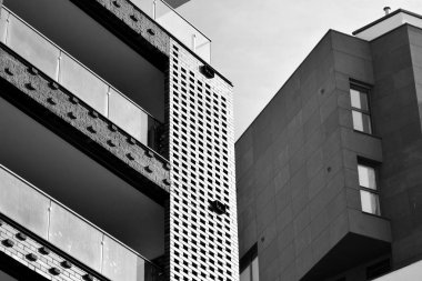 Modern apartmanlar. Modern bir apartman cephe. Siyah ve beyaz.