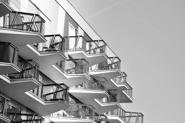 Modern apartmanlar. Modern bir apartman cephe. Siyah ve beyaz.