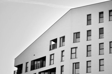 Modern apartmanlar. Modern bir apartman cephe. Siyah ve beyaz.