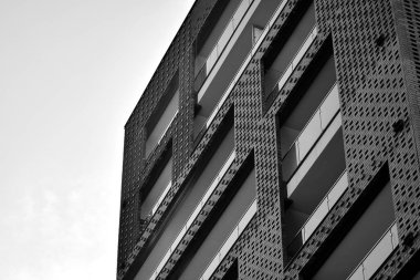 Modern apartmanlar. Modern bir apartman cephe. Siyah ve beyaz.