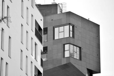 Modern apartmanlar. Modern bir apartman cephe. Siyah ve beyaz.