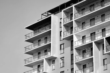 Modern apartmanlar. Modern bir apartman cephe. Siyah ve beyaz.