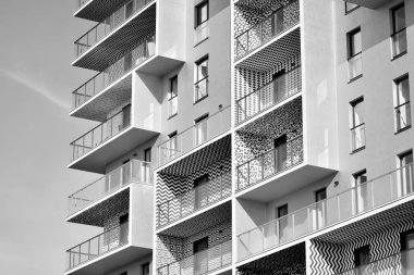 Modern apartmanlar. Modern bir apartman cephe. Siyah ve beyaz.