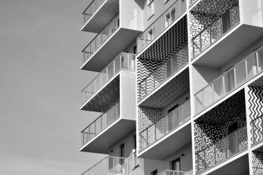 Modern apartmanlar. Modern bir apartman cephe. Siyah ve beyaz.