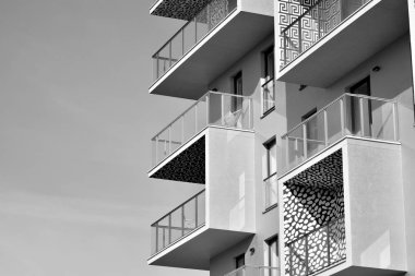 Modern apartmanlar. Modern bir apartman cephe. Siyah ve beyaz.