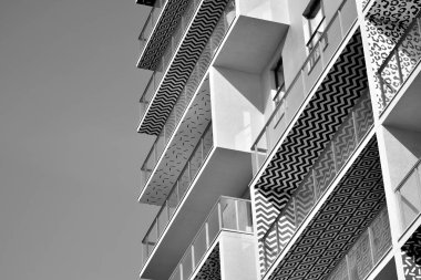 Modern apartmanlar. Modern bir apartman cephe. Siyah ve beyaz.