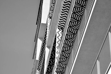 Modern apartmanlar. Modern bir apartman cephe. Siyah ve beyaz.