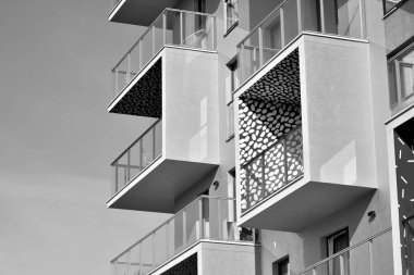 Modern apartmanlar. Modern bir apartman cephe. Siyah ve beyaz.