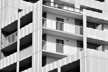 Modern apartmanlar. Modern bir apartman cephe. Siyah ve beyaz.