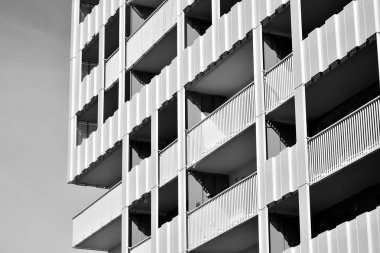 Modern apartmanlar. Modern bir apartman cephe. Siyah ve beyaz.