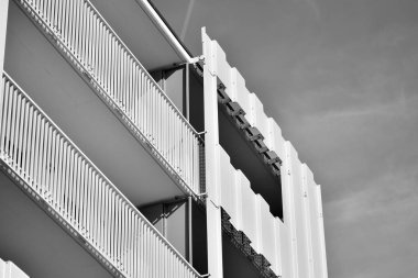 Modern apartmanlar. Modern bir apartman cephe. Siyah ve beyaz.