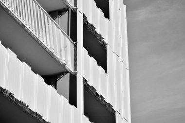 Modern apartmanlar. Modern bir apartman cephe. Siyah ve beyaz.