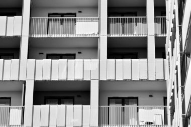 Modern apartmanlar. Modern bir apartman cephe. Siyah ve beyaz.
