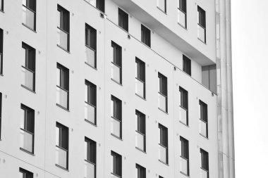 Modern apartmanlar. Modern bir apartman cephe. Siyah ve beyaz.