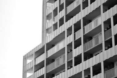 Modern apartmanlar. Modern bir apartman cephe. Siyah ve beyaz.