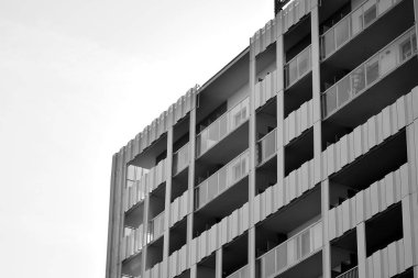 Modern apartmanlar. Modern bir apartman cephe. Siyah ve beyaz.