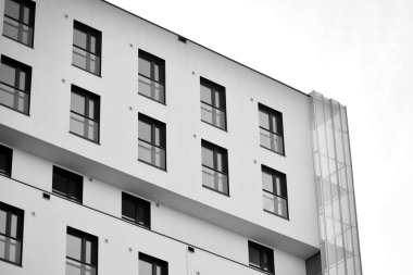 Modern apartmanlar. Modern bir apartman cephe. Siyah ve beyaz.