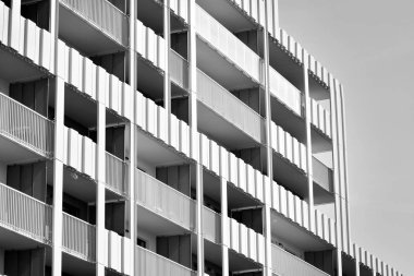 Modern apartmanlar. Modern bir apartman cephe. Siyah ve beyaz.