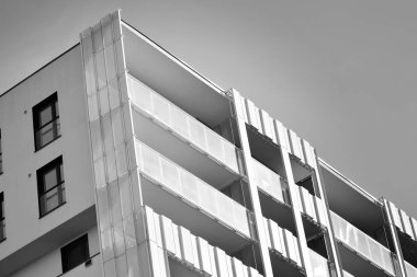 Modern apartmanlar. Modern bir apartman cephe. Siyah ve beyaz.