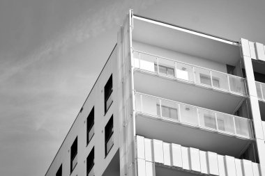 Modern apartmanlar. Modern bir apartman cephe. Siyah ve beyaz.