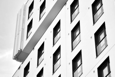 Modern apartmanlar. Modern bir apartman cephe. Siyah ve beyaz.