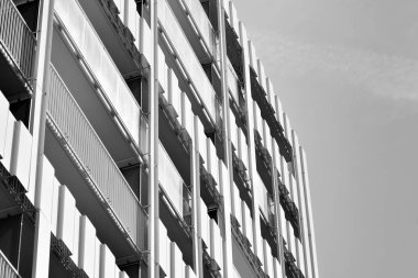 Modern apartmanlar. Modern bir apartman cephe. Siyah ve beyaz.