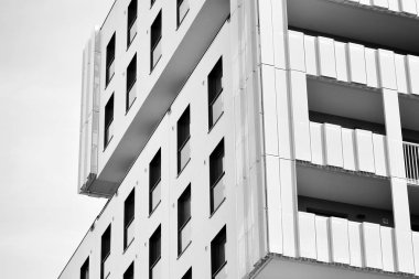 Modern apartmanlar. Modern bir apartman cephe. Siyah ve beyaz.