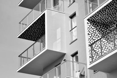 Modern apartmanlar. Modern bir apartman cephe. Siyah ve beyaz.